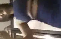 فتاة صينية لطيفة تظهر وجهها وجسمها المثير.