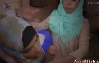 امرأة سمراء بعقب كبيرة مع كبير الثدي الملاعين مع دسار ضخمة.