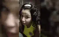 قم بتمييز الجوز السمين على ظهرها أثناء مشاهدة الأفلام الإباحية.