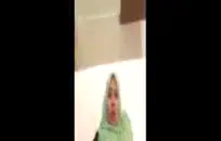 وقحة في سن المراهقة مع الثدي الصغيرة تمارس الجنس.