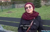 شقراء قرنية في جوارب وجوارب سيور.