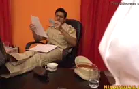 تمت مقاطعة البستاني أثناء ممارسة الجنس في الهواء الطلق، وكان عليه أن يتوقف عما كان يفعله بسبب مرور شخص ما.