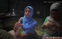 فتاتان صغيرتان تمتصان قضيبًا كبيرًا في مكالمة جماعية للمص، لكن إحداهما تحصل على مؤخرتها أيضًا.