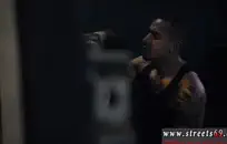 الشاب الطنان يبتلع ديك بالطريقة القاسية.