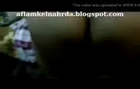 فتاة صغيرة تحصل على creampied على الأريكة من قبل رجل يبلغ من العمر قرنية.