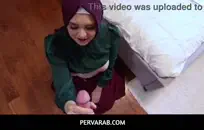 يمارس الجنس مع الفتاة بجواري في غرفة نومها.