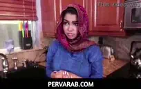 يظهر أحمر الشعر لطيف ساقيها الساخنة على الكاميرا.