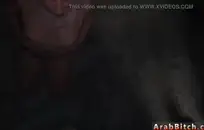 العمة الساخنة السمينة مارست الجنس مع جارتها بينما كان يجز العشب، على الرغم من أنها عادة ما تكون خجولة ورزينة للغاية.