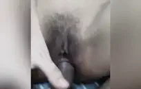 عاملة الجنس الشرقية شارونا لينغ لينغ تعطي حدبًا جيدًا مع اللعنة العميقة وتحصل على فطيرة مهبل دسم.