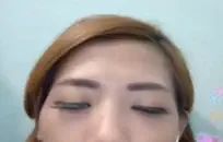 تم القبض على فتاة سمراء قصيرة الشعر وهي تراقبني في مقصورة التشمس الاصطناعي الخاصة، بينما كانت تداعب قضيبها أثناء الاستمناء.