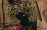 ناتالي وجيسون يمارس الجنس مع الثلاثي على الأريكة.