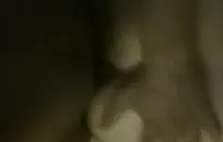 المراهق الحسي يلعب بالهزاز.