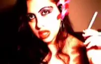 فاتنة في جوارب شبكية والكعب العالي.