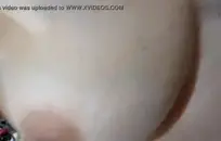 تحصل cummed فتاة المدرسة المشاغب في الفم مع هزاز.