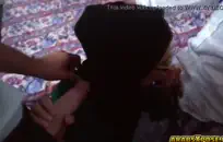 الديك الأسود الكبير في كس ضيق في غرفة الفندق.