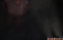 تعرضت السيدة العجوز القذرة مع بونر لضربات قوية في الهواء الطلق بينما كانت تنشر العضو التناسلي النسوي لها ليراها الجميع.