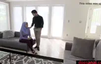 الديك يحصل على فم مليء الديك