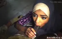 يا صاح ، هذا الفرخ مثير جدًا أريد أن أرى عظمها هذا الرجل