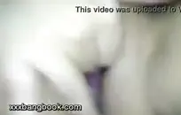 فتاة آسيوية تحصل على بوسها الضيق الذي قصفت من قبل اثنين من الرجال بينما كانت تتأوه كالمجانين.