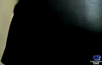 مثير في سن المراهقة الهواة صديقة يعطي اللسان في موقف هزلي.