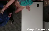 امرأة سمراء الساخنة في سن المراهقة والجنس الساخن مع ديك سميكة كبيرة ونائب الرئيس الوجه.