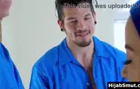 ابنة صغيرة في سن المراهقة يحصل بوسها قصفت من قبل زوج أمها.