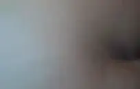 فتاة صغيرة تمتص وتدلك قضيبه السميك.