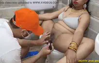 مثير فاتنة في سن المراهقة باللون الأحمر ملابس السباحة مثير الملاعين ضيق الأحمق.