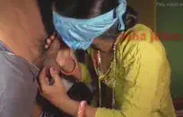 صبي طرفة عين عاريا يظهر عضلاته الضيقة.