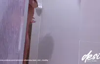 فتاة اللياقة البدنية في ارتداءها شبكة صيد السمك ركوب دسار كبيرة.