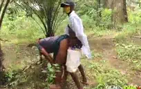 مص ديك بينما أصدقائي في حفلة.