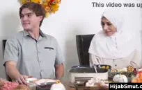 جبهة مورو شقراء الساخنة يأخذ ضخمة سميكة الدهون ديك في بوسها.