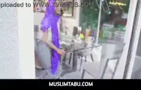 هواة فتاة شقراء مارس الجنس في المؤخرة في السيارة.