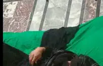 زوجتي في ثوب اللاتكس الأسود يستمني بالنسبة لي.