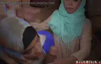 تمشي معك عملاقة في الكعب العالي عبر المتحف.