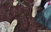 كبير tatted في سن المراهقة التدليك لها ضيق كس.