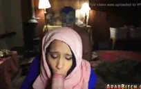 فاتنة شقراء الساخنة مع ابتسامة مثيرة.