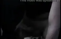 فتاة لطيفة في فستان أحمر مع كبير الثدي وحمار كبير.