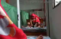 امرأة سمراء الساخنة في ثوب أحمر اللعب مع بوسها.