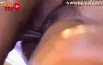 شاب أسود مسمار يلعب مع صاحب الديك الثابت.