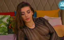 تظهر لي الفتاة الساخنة بوسها الرطب ثم الملاعين لي.