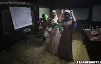 نائب الرئيس تحية إلى غنيمة كبيرة في سن المراهقة بوف اللسان وأسلوب هزلي.