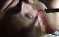 فتاة جامعية صغيرة صغيرة تعطيني اللسان بينما تلعب ألعاب الفيديو.